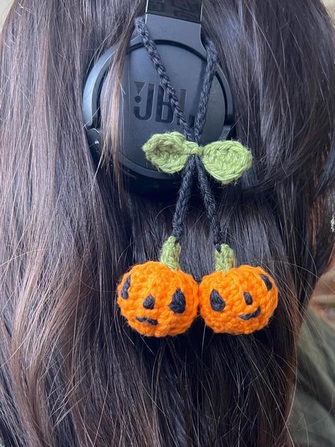 JackO'Lantern headphone charm! Can also be used as a car hanging or bag charm, perfect for spooky season and anyone who wants to add a cute accessory to their look!! Crocheted Car Decor, Crochet For Car Ideas, Good Crochet Gifts, Car Accessories Crochet Free Pattern, Headphone Covers Crochet, Halloween Crochet Keychain, Headphone Crochet Accessories, Diy Halloween Accessories, Crochet Headphone Accessories