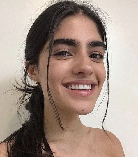 Natalia Castellar Calvani, Natalia Castellar, Bushy Eyebrows, Full Eyebrows, Learn Makeup, Beautiful Eyebrows, Thick Brows, Thick Eyebrows, Natural Eyebrows