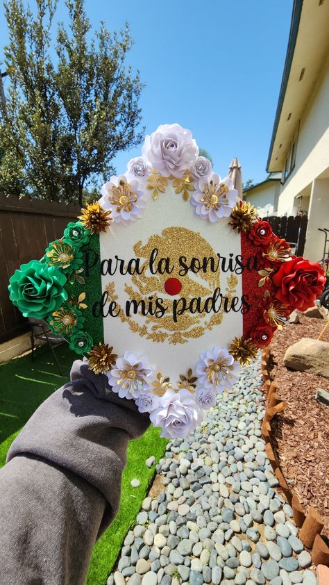 Spanish Quotes Graduation, Senior Crown Ideas Mexican, Mexican Theme Cap Decoration, Senior Quotes Mexican, Mexico Cap Graduation, Mexican Quotes For Graduation, Caps Decorated For Graduation In Spanish, Mexico Flag Graduation Cap, Grad Cap Inspo Mexican