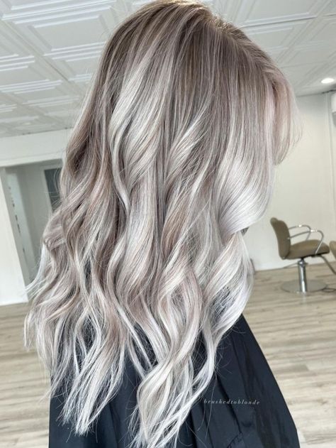 Ashy Silver Blonde Hair, Frosted Blonde Hair, Popelavá Blond, Blonde Hair With Silver Highlights, Bright Dimensional Blonde, Light Ash Blonde Hair Color, Best Blonde Highlights, Ash Blonde Hair With Highlights, Blonde Highlights With Lowlights