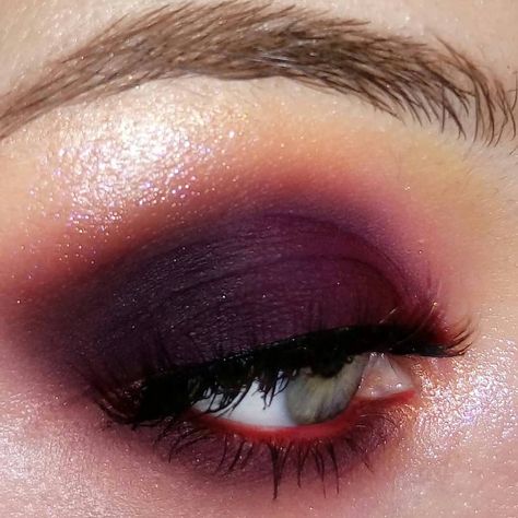 Plum Makeup, Dead Girl, Swag Makeup, Smink Inspiration, Red Makeup, Purple Eyeshadow, Edgy Makeup, Goth Makeup, Dark Makeup