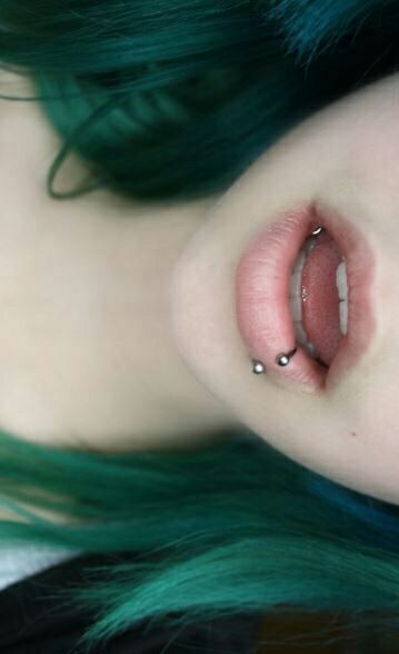 Mouth Piercings, Poofy Hair, Face Piercings, Cool Piercings, Cute Piercings, Piercings Unique, Facial Piercings, Piercing Ring, Lip Ring