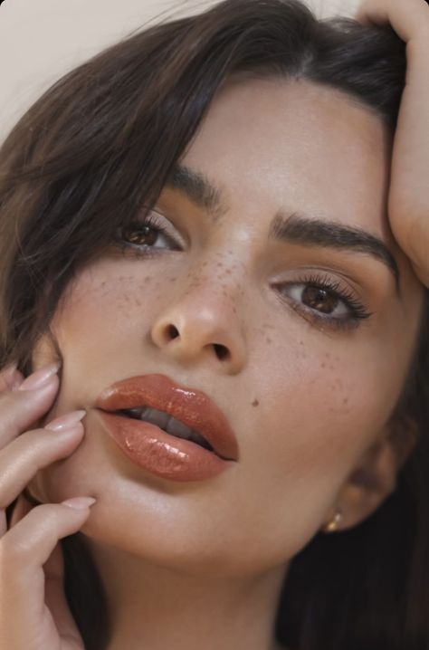 Makeup Lip Combo, Emily Ratawosky, Natural Makeup Glowy, Portraits To Paint, Contrast Makeup, Em Rata Style, Makeup Glowy, Clean Girl Makeup, Makeup Clean