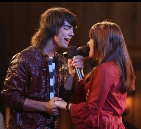 Mitchie and Shane in Camp Rock! Demi And Joe, Shane Gray, Old Disney Movies, Disney Channel Movies, Old Disney Channel, Jonas Brother, Disney Channel Original, Camp Rock, Disney Channel Stars