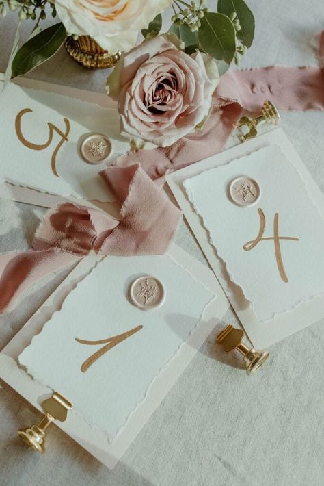 24 DIY Wedding Table Numbers - LADY WEDDINGS Wedding Table Settings Elegant, Diy Wedding Table Numbers, Table Numbers Wedding Diy, Elegant Tablescapes, Groomsmen Party, Geode Wedding, Wedding Dress Suit, Diy Wedding Table, Groom Wedding Dress