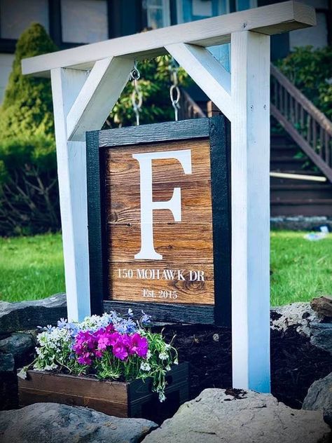 Driveway Entrance Landscaping, Custom Yard Signs, Pintura Exterior, Farmhouse Landscaping, Farm Signs, Handmade Sign, Front Porch Decorating, House Landscape, Yard Sign