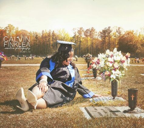 Memorial Photoshoot Photo Ideas, 2023 Graduate Photoshoot, Memorial Senior Picture Ideas, Memorial Graduation Pictures, In Memory Graduation Pictures, Graduation Memorial Ideas, Senior Pictures In Memory Of Loved Ones, Senior Pictures With Lost Loved Ones, Memorial Graduation Cap Ideas