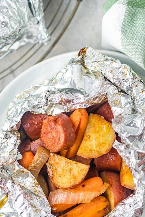 Campfire Foil Packets, Hobo Dinner Foil Packets, Dinner Foil Packets, Hobo Packets, Hobo Dinner Recipes, Hobo Dinner, Camping Meals For Kids, Tin Foil Dinners, Campfire Dinners