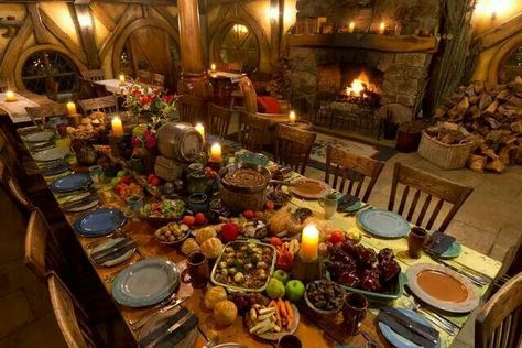 A Hobbit table Hobbit Wedding, Hobbit Party, Casa Hobbit, Hobbit Hole, Second Breakfast, Food Fantasy, Movie Set, Rotorua, Hobbit House