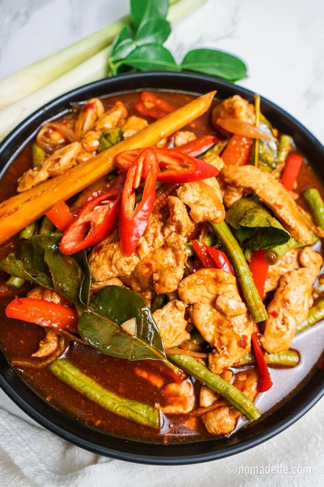 Ayam Paprik | Thai-Malaysian Chicken Stir Fry - Nomadette Ayam Paprik, Beef Udon Noodles, Braised Recipes, Malaysian Chicken, Beef Udon, Braising Recipes, Udon Recipe, Easy Chicken Stir Fry, Black Pepper Beef