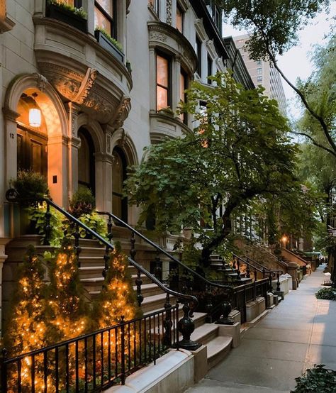 Upper West Side Apartment, Nyc Townhouse, Citizen Of The World, New York Vibes, Nyc Fall, Autumn In New York, Empire State Of Mind, Nyc Aesthetic, Nyc Life