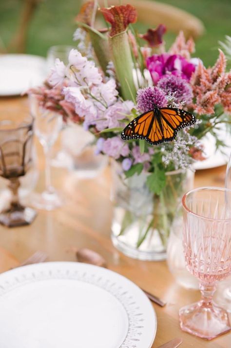 Centrepiece with butterfly details Butterfly Tablescape, Butterfly Table Centerpieces, Butterfly Centerpiece, Butterfly Centerpieces, Birthday Party At Park, Butterfly Details, Birthday Party Table Decorations, Park Birthday, Diy Butterfly