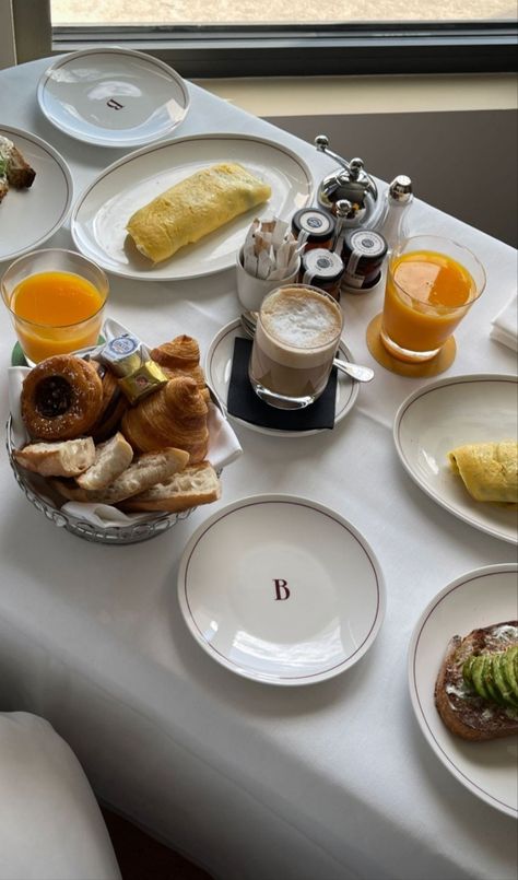 French Hotel, Hotel Breakfast, Yummy Mummy, Breakfast Tray, Soft Life, Coffee Pictures, Food Inspo, Breakfast Time, Breakfast In Bed