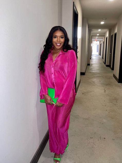 Pink Picnic Outfit Black Women, Pink Pants Outfit Black Women, Pink And Emerald Green Outfit, Pink And Green Winter Outfit, Pink Fall Outfits Black Women, Hot Pink Outfit Black Women, Birthday Brunch Outfit Spring, Pink Outfit Ideas Black Women, Pink And Green Outfits Black Women