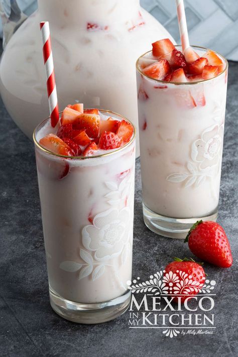 Strawberry Agua Fresca Recipe, Strawberry Agua Fresca, Mexico In My Kitchen, Traditional Mexican Desserts, Agua Fresca Recipe, Mexican Drinks, Mexican Dessert Recipes, Colorful Dishes, Ice Cream Floats