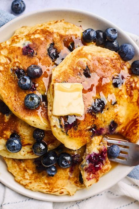 Homemade Blueberry Pancakes, Easy Weekend Breakfast, Fluffy Blueberry Pancakes, Blueberry Pancakes Recipe, Freeze Pancakes, Buttermilk Pancakes Fluffy, Healthy Pancakes, Breakfast Bites, Easy Blueberry