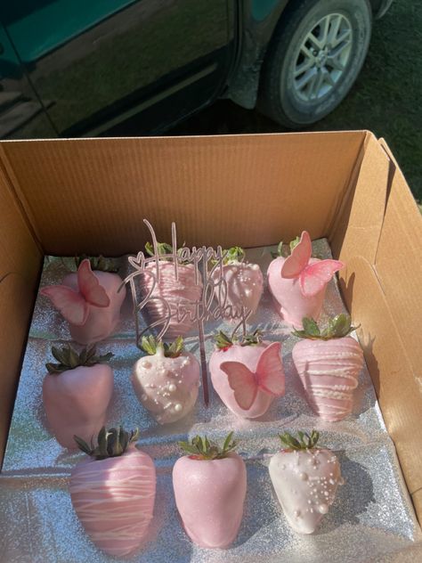 21st Strawberry Ideas, Light Pink Chocolate Strawberries, Chocolate Covered Strawberries Butterfly, Sweet 16 Strawberries, Pink And White Strawberries, Easy Food For Birthday Party, Pink Butterfly Sweet 16, Butterfly Chocolate Covered Strawberries, Quince Snacks