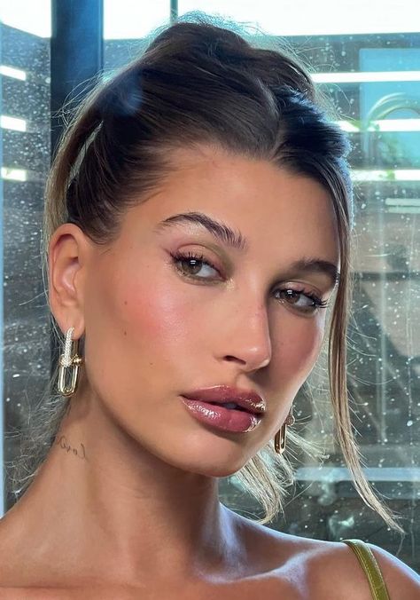 Hailey Bieber Glam, Hailey Bieber Makeup Looks, Hailey Baldwin Makeup, Hailey Baldwin Hair, Eyeliner Smokey, 90s Makeup Look, Wedding Hairstyles And Makeup, Runway Hair, Guest Hair