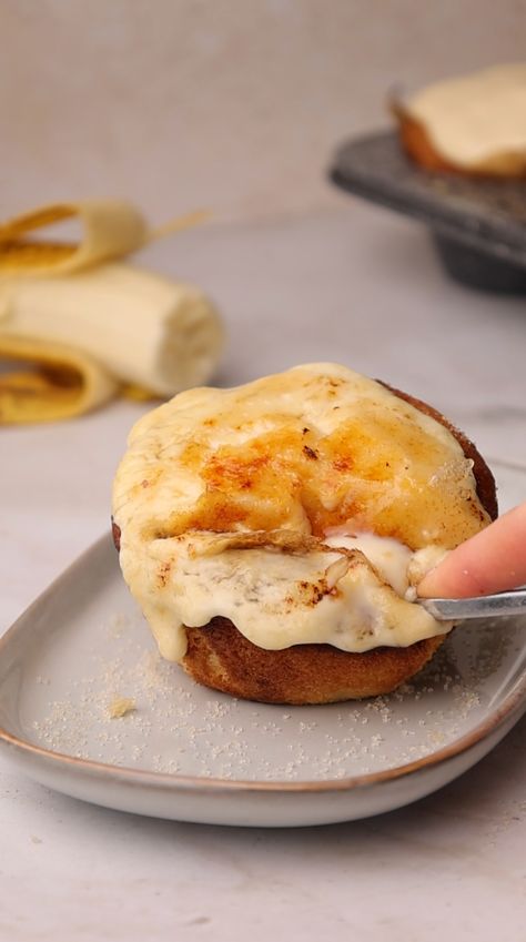 Banana Brûlée Cupcakes Cupcakes Stuffed, Banana Cupcakes, Moist Banana Bread, Custard Filling, Vanilla Custard, Custard, Banana Bread, Caramel, Vanilla