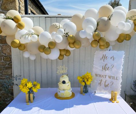 Yellow And Brown Gender Reveal, Neutral Gender Reveal Party Decorations Simple, He She What Will It Bee Gender Reveal, Theme For Gender Reveal Party, What Will It Be Gender Reveal, Gender Reveal Ideas Gender Neutral, Gender Reveal Bee Ideas, Neutral Bee Gender Reveal, Bee Theme Gender Reveal Party Decorations Diy