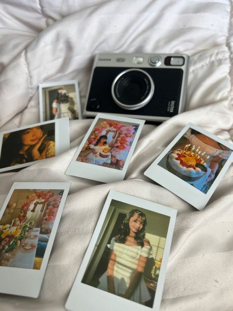 Poloraids Pictures Aesthetic, Polaroid Notebook, Polaroid Photos Aesthetic, Polaroid Photos Ideas, Birthday Polaroid Pictures, Cute Polaroid Pictures, Polaroid Pictures Ideas, Polaroids Aesthetic, Birthday Polaroid