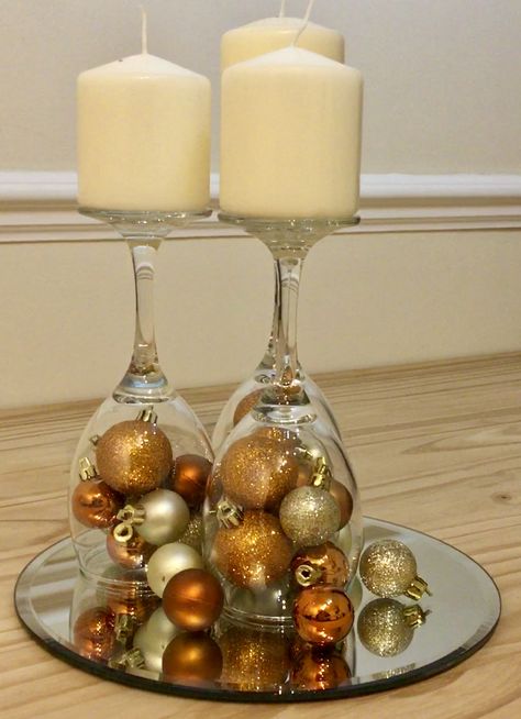 Bauble Vase Centerpiece, Xmas Table Centrepiece Ideas, Deco 2023, Christmas Table Centrepiece, Xmas Table Decorations, Table Centerpiece Decorations, Christmas Dining Table, Xmas Baubles, Creative Money Gifts