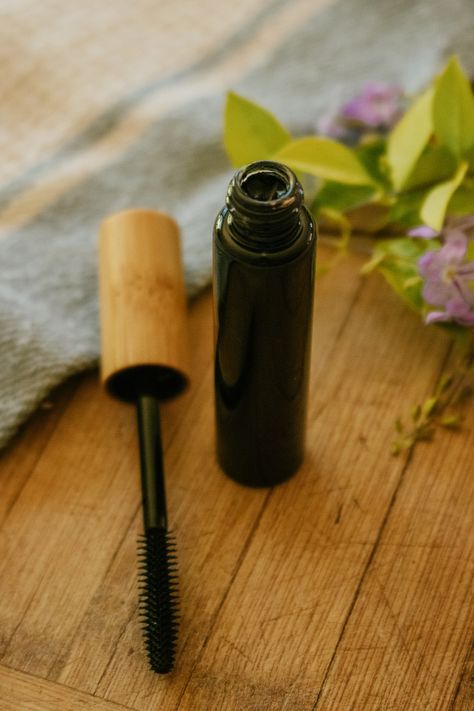 How to make a natural mascara using five ingredients; activated charcoal, bentonite clay, glycerin, aloe vera, and beeswax. This homemade mascara applies beautifully to lashes and doesn’t smudge. How To Make Mascara, Homemade Mascara, Makeup Remover Pad, Diy Mascara, Makeup Ingredients, Makeup Recipes, Blue Mascara, Homemade Makeup, Natural Mascara