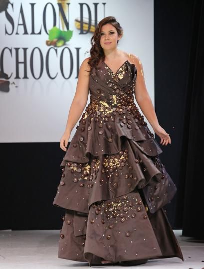 Marion Bartoli wears a creation made with chocolate during a fashion show at the inauguration of the 19th annual Salon du Chocolat in Paris on October 29, 2013. The show, the world's biggest dedicated to chocolate, brings together fashion designers and chocolatiers from around the world. Chocolate Portrait, Chocolate Outfit, Chocolate Dress, Chocolate Clothes, Chocolate Showpiece, Chocolate Creations, Chocolate Sculptures, Chocolate Fashion, Chocolate Party