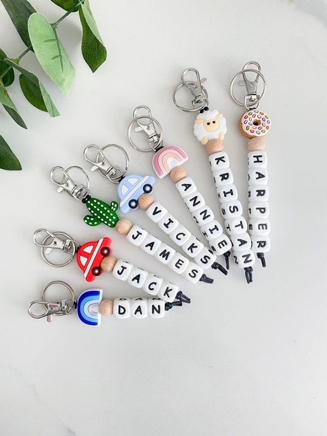 Backpack Name Tags Diy, Backpack Zipper Pulls, Backpack Chains Key Rings, Back To School Business Ideas, Beaded Backpack Keychain, Backpack Tags Back To School, Backpack Tags Diy, Back To School Crafts To Sell, Back To School Jewelry