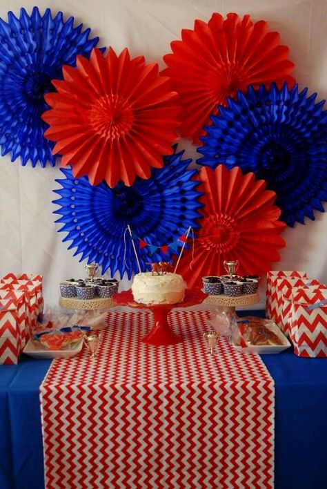 Table display Red And Blue Decorations Party Ideas, Red And Blue Party Decorations, Red White Blue Graduation Party Ideas, Diy Wedding Bar, Fourth Of July Crafts For Kids, Les Miserable, American Party, Red Theme, Horse Party