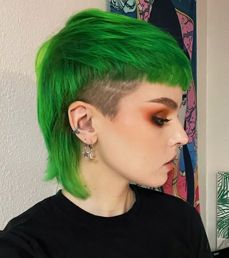 Green Hair Short, Goth Mullet, Green Mullet, Short Green Hair, Half Shaved Hair, Hair Mullet, Mullet Haircut, Hair Inspiration Short, Punk Hair