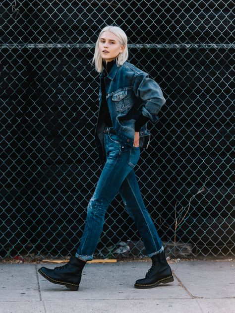 fire on the head : DENIM AND DOCS How To Wear Denim Jacket, 1990s Fashion Trends, Doc Martens Outfits, Dr Martens Outfit, Martens Style, 1990s Fashion, Double Denim, Looks Street Style, Doc Martens