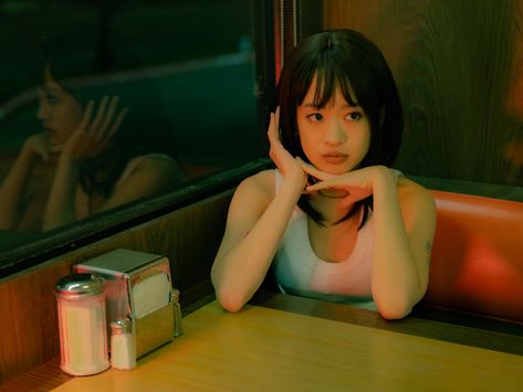 Wong Kar Wai Inspired Photoshoot, Wong Kar Wai Color Palette, Diner Aesthetic Night, Wong Kar Wai Photoshoot, Wong Kar Wai Cinematography, Wong Kar Wai Aesthetic, Diner Photoshoot, Diner Scene, Cinematic Photoshoot