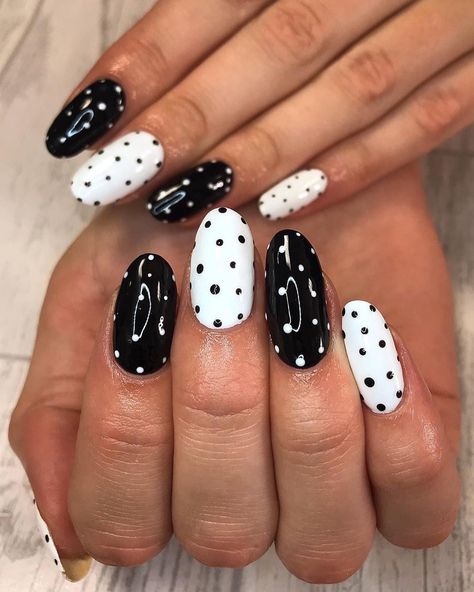 Celeb Nails, Black And White Nail, Black And White Nail Designs, Nails Grunge, Black And White Nails, Black And White Nail Art, Gel Press On Nails, Black Acrylic Nails, Airbrush Nails