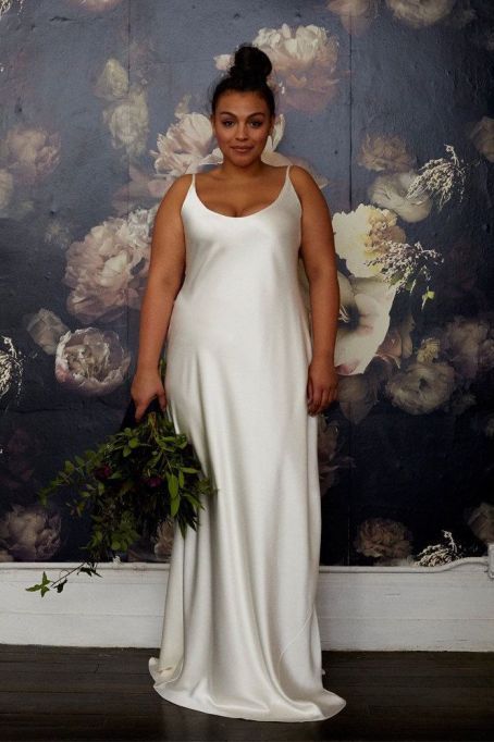 Silk Plunging Back Wedding Dress Stone Fox Bride, Extravagant Wedding Dresses, How To Dress For A Wedding, Plus Wedding Dresses, Wedding Pakistani, Plus Size Brides, Western Wedding Dresses, Plus Size Wedding Gowns, Plus Size Bride