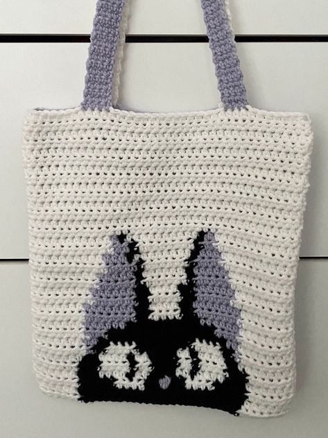 If you've seen Kiki's Delivery Service, you'll definitely love this bag featuring Jiji the cat! Cute and simple for those minimalist lovers 🤍 Jiji Crochet, Cat Crochet Bag, Cat Bag Crochet, 100 Crochet Stitches, Womens Crochet Patterns, Mode Crochet, Kiki's Delivery Service, Crochet Design Pattern, Kawaii Crochet