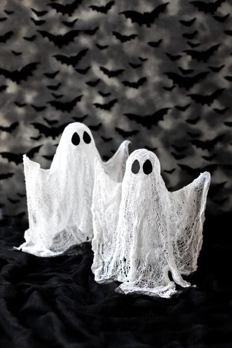 Cheesecloth Ghost Diy, Halloween Crafts Diy Projects, How To Make Ghosts, Quick Halloween Crafts, Cheesecloth Ghost, Tea Towels Diy, Ghost Crafts, Halloween Kindergarten, Ghost Diy