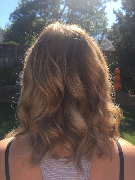 Loose Wave On Short Hair, Loose Curls On Shoulder Length Hair, Wavy Curl Medium Length Hair, Short Beach Curls, Hoco Hairstyles For Shoulder Length Hair, Prom Hairstyles Loose Curls, Curl Hair Shoulder Length, Short Hair With Soft Curls, Simple Curls For Short Hair