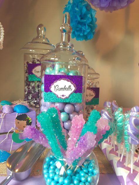 Under The Sea theme table by Glam Candy Buffets! Underwater Grotto, Mermaid Candy Table, Mermaid Party Table, Mermaid Birthday Party Decorations Diy, Mermaid Baby Shower Theme, Candy Table Ideas, Ariel Birthday Party, Magical Underwater, Ariel Party