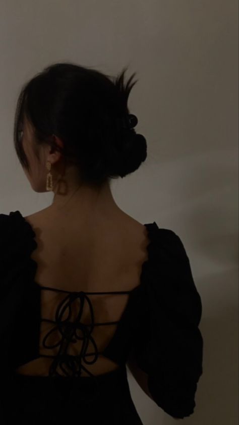 Open Back Outfit, Black Dress Aesthetic, Aesthetic Instagram Accounts, Details Aesthetic, Moody Aesthetic, Instagram Profile Picture Ideas, Black Backless Dress, Aesthetic Dress, Black Dress Outfits