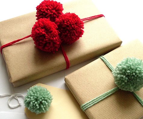 pom poms. Wrapped Presents, Gift Wrapping Techniques, Brown Paper Packages, Creative Gift Wrapping, Diy Gift Wrapping, Professional Gifts, Present Wrapping, Wrapping Ideas, Noel Christmas