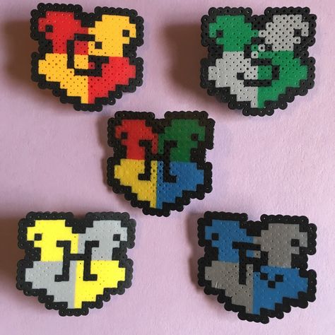 Harry Potter Pearl Beads, Perler Harry Potter, Perler Bead Harry Potter, Harry Potter Beads, Hama Beads Harry Potter, Mini Perler Beads Ideas, Mini Perler Beads, Harry Potter Perler Beads, Harry Potter Crest