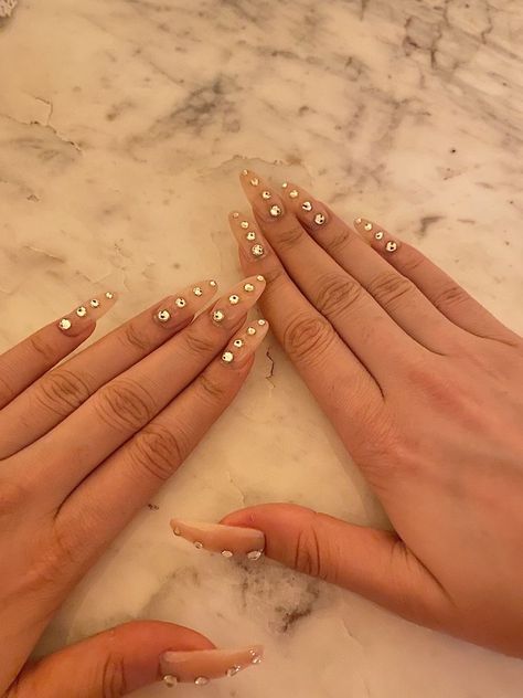 @thahanih_ Casey Nails Euphoria, Mandy Euphoria Nails, Jewel Nail Designs Rhinestones, Nails Rinstone Simple, Maddie Perez Nails, Euforia Nails, Euphoria Aesthetic Nails, Cassie Nails Euphoria, Nails With Jewels Rhinestones