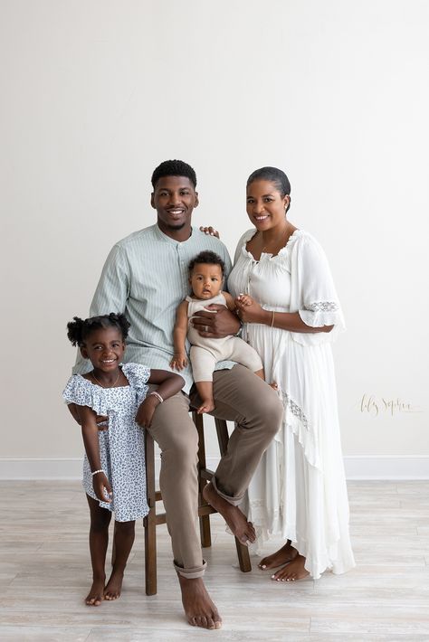 Family Photos With Stool, Indoor Family Shoot, Family Photoshoot Sitting Down, Seated Family Photo Poses, Family Poses Sitting On Bench, Family On Bench Photo, Photoshoot Ideas For Family, Family Shoot Ideas, Family Studio Photoshoot