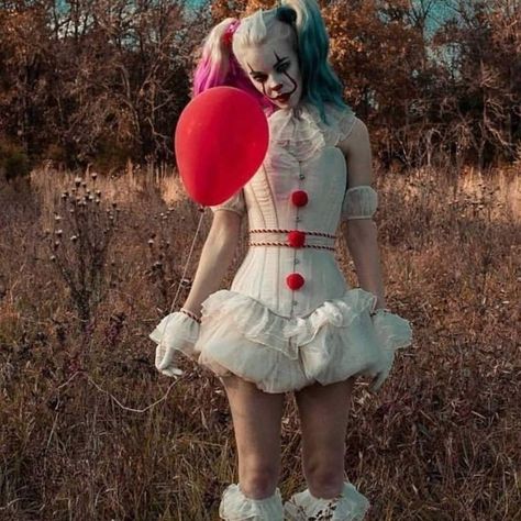 Pennywise Girl Costume, Pennywise Halloween Costume, Viking Halloween Costume, Circus Halloween Costumes, Pennywise Costume, Amazing Halloween Costumes, Pennywise The Clown, Hot Halloween Outfits, Cute Couple Halloween Costumes