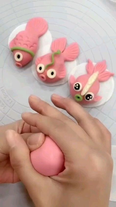 Kue Fondant, Fondant Flower Tutorial, Clay Crafts For Kids, Fondant Animals, Creative Food Art, Fondant Cake Toppers, Fondant Tutorial, Pastry Art, Clay Crafts Air Dry