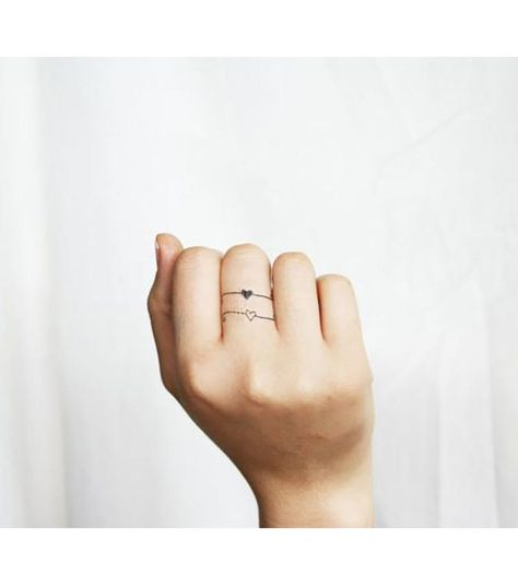 Ring Tattoos : 10 inspirations de tatouage à faire sur les doigts Wedding Band Tattoo For Her, Finger Tattoo Ring, Ring Tattoo Designs, Wedding Band Tattoo, 10 Tattoo, Ring Tattoo, Wedding Ring Tattoo, Tattoo Wedding Rings, Finger Tattoo For Women