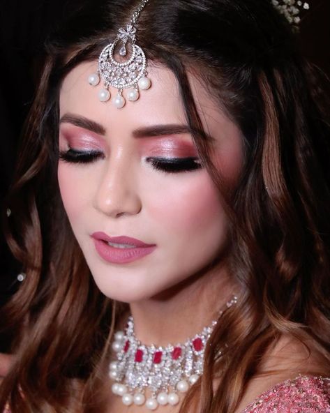 This Bride's Rouge Pink Engagement Look Will Leave You Amazed! – WedBook Beauty Parlour Makeup, Engagement Looks, Engagement Dress For Bride, Pink Engagement, Engagement Look, Indian Wedding Makeup, Indian Bride Makeup, Party Makeup Looks, Bridal Makeup Images