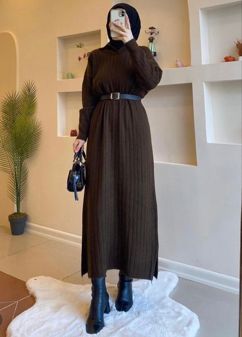 Western Winter Dress, Winter Hijab Outfits Dresses, Hijab Pakistani Outfit, Modest Winter Outfits Muslim, Elegant Muslim Outfits, Aesthetic Dress Outfit, Modest Outfits Muslim, Modest Winter Outfits, Outfits Muslim