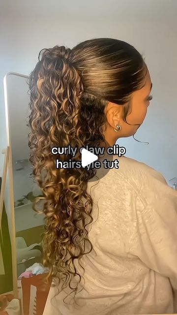 Itscurlyworld on Instagram: "curly claw clip tutorial🩷 by morgantaylorcurls" How To Style Curly Hair With A Claw Clip, How To Put In A Claw Clip, Half Up Half Down Claw Clip Curly Hair, Curly Hair Claw Clip Hairstyles, Clip Hairstyles Curly Hair, Hairstyles With Claw Clips, Curly Hair Claw Clip, Hair Claw Clip Hairstyles, Curly Claw Clip